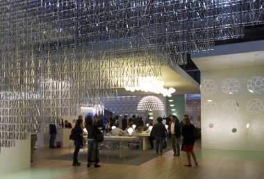 Milan bir aydınlatma kulübesinde milanese tasarım Haftası sırasında etrafında insanlar  