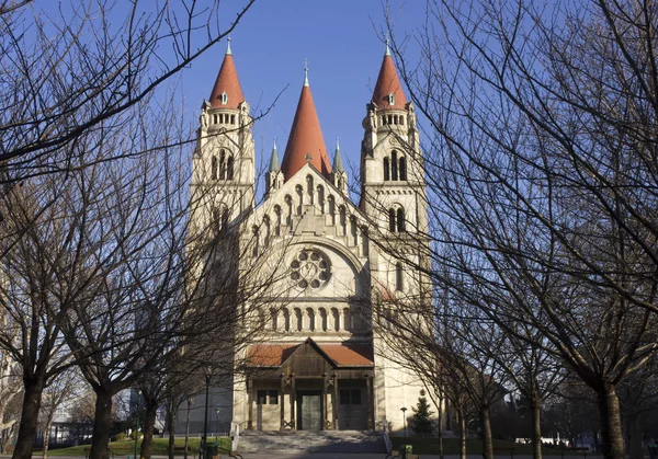 Vista frontal da igreja São Francisco de Assis em Viena — Fotografia de Stock