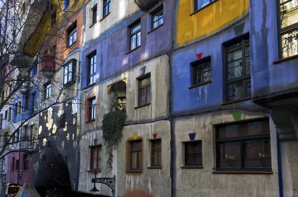 Külső homlokzat Hundertwasser ház Bécsben — Stock Fotó