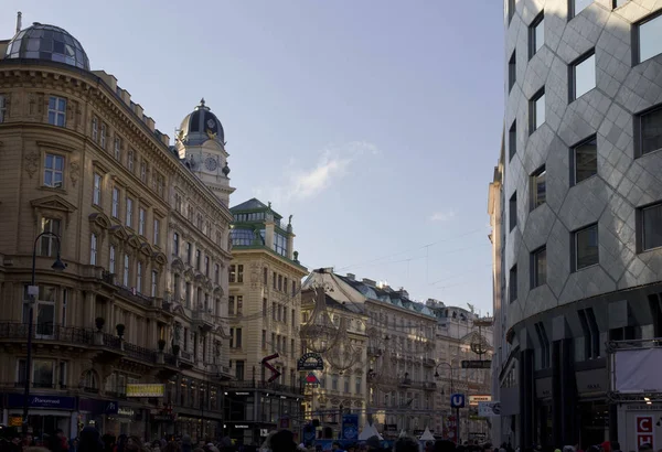 Grabenstraßenbauten und Geschäfte in Wien tagsüber vom stephanplatz — Stockfoto