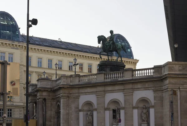 Архітектурний вигляд кінна статуя Франца-Йосифа і Альбертіна музей — стокове фото