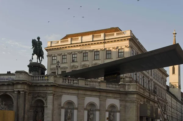 Statua equestre di Francesco Giuseppe e Museo Albertina a Vienna — Foto Stock