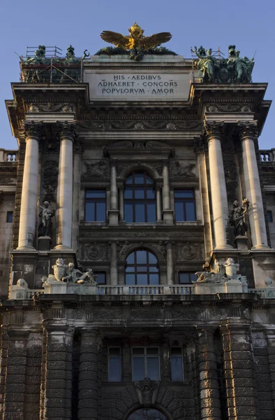 Fachada do Museu de Etnologia no parque Burggarten em Viena — Fotografia de Stock