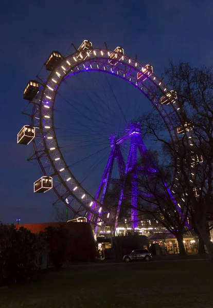 Night view of Viennese giant ferris in Prater amusement Park, Austria — Stock Photo, Image