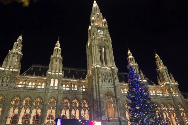 Wiener Rathaus bei Nacht mit Weihnachtsbaum auf der Seite, keine Menschen — Stockfoto