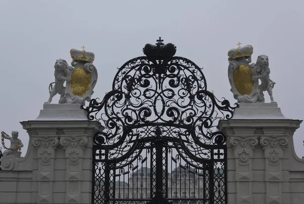 Primer plano arquitectónico de la puerta para acceder al Schloss Belvedere de Viena — Foto de Stock