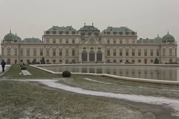 Schloss Belvedere будівлі і парку у Відні — стокове фото