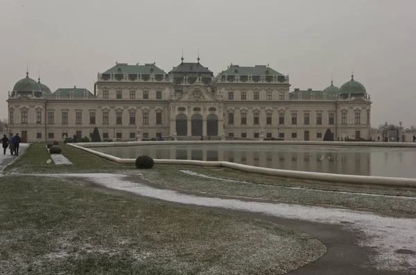 Schloss Belvedere будівлі і парку у Відні в день зими сніжні — стокове фото