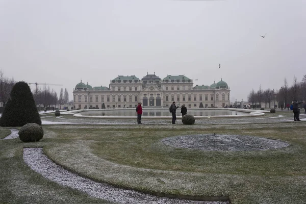Здание и парк замка Бельведер в Вене — стоковое фото