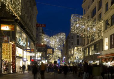 Kış anda Viyana'da Kartner Caddesi'nin gece görünümü 