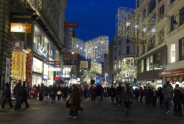 Kış anda Viyana'da Kartner Caddesi'nin gece görünümü 