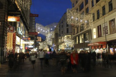  Kış anda Viyana'da Kartner Caddesi'nin gece görünümü 