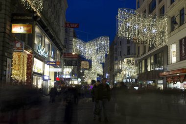 Kış zamanında Viyana 'da Kartner Sokağı gece görünümü, Noel dekorasyonu ile 