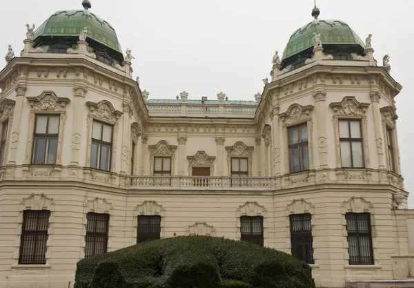 Задняя часть фасада здания Shloss Belvedere в Вене — стоковое фото