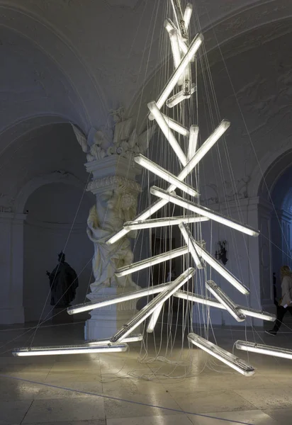 Instalación de luz Bajo el peso de la luz por Manfred Erjautz en la entrada de Schloss Belvedere en Viena — Foto de Stock