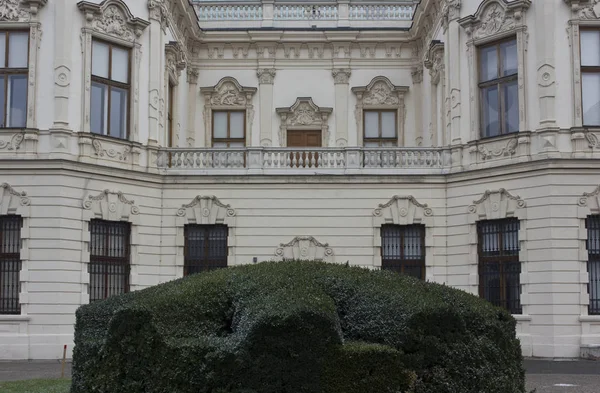 Задняя часть фасада здания Shloss Belvedere — стоковое фото