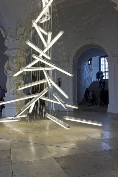 Instalación de luz bajo el peso de la luz por Manfred Erjautz — Foto de Stock