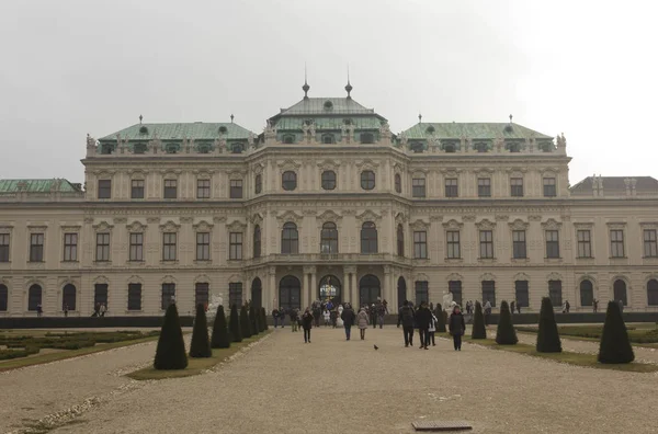 Achterzijde van Schloss Belvedere gebouw in Wenen in een mistige dag van de winter — Stockfoto