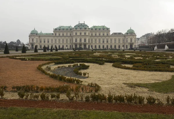 Schloss Belvedere budovy ve Vídni v zimě mlžný den — Stock fotografie