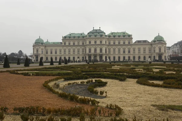 Edificio y parque Schloss Belvedere en Viena en un día de niebla invernal — Foto de Stock