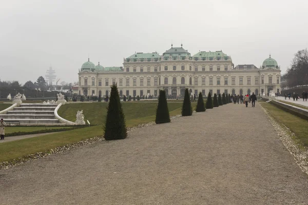 Vista lateral do parque Schloss Belvedere — Fotografia de Stock