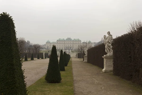 Boční pohled na park Schloss Belvedere a budova ve Vídni v zimním mlžné den — Stock fotografie