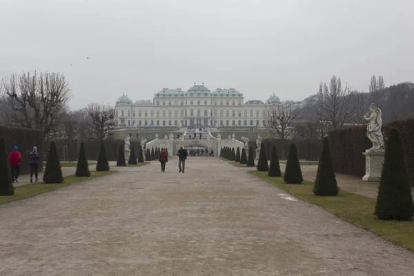 Задняя часть замка Бельведер в Вене в зимний туманный день — стоковое фото