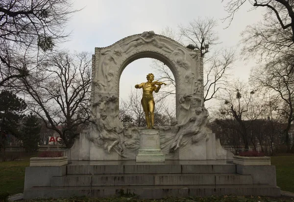 Statua in oro compositore Strauss nello Stadtpark di Vienna nel periodo invernale — Foto Stock