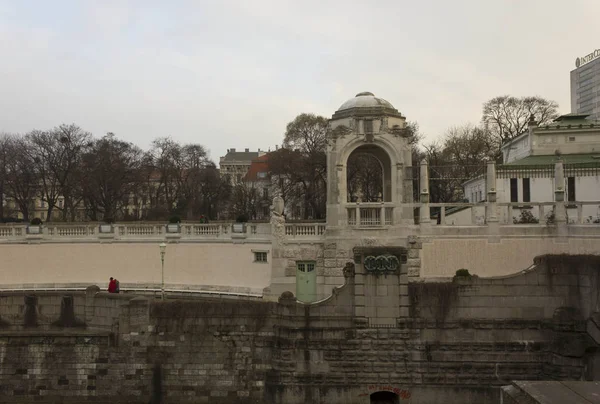 Πλευρική θέα του περιπάτου Vienna Stadtpark κατά μήκος του ποταμού — Φωτογραφία Αρχείου