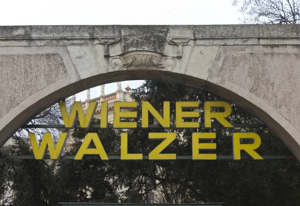 Detailní záběr z představenstva Wiener Walzer mimo Kursalon park ve Vídni — Stock fotografie