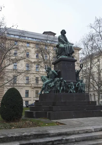 Ludwig van Beethoven Socha ve Vídni, v zimním období, nikdo v okolí — Stock fotografie