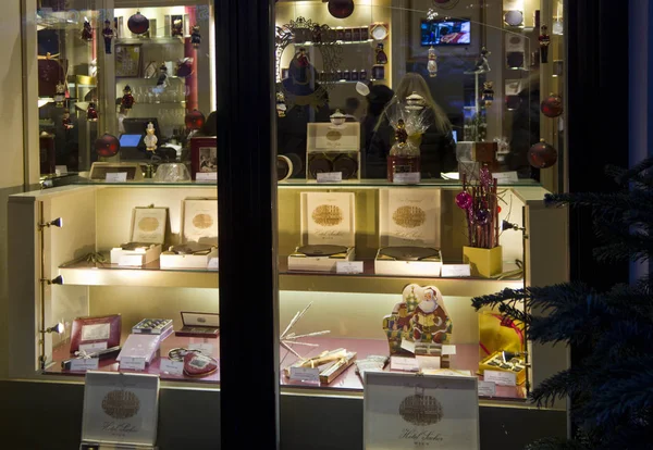 Viyana 'da Hotel Sacher dükkanının pencere gösterimi 