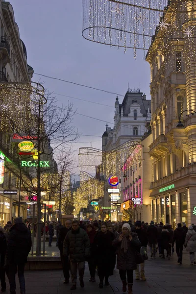 Nézd Kartner utca Bécsben, téli időben, karácsonyi dekoráció, és ezen a környéken: sokan — Stock Fotó