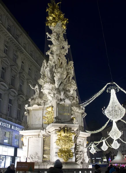 Pestsaule emlékoszlopa, az előtérben — Stock Fotó