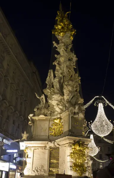 Pestsaule emlékoszlopa, az előtérben — Stock Fotó