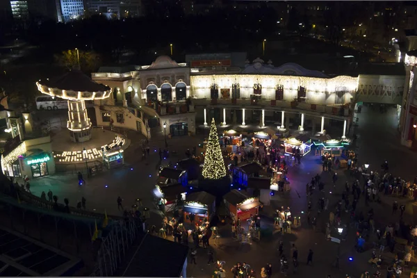 Vista desde la parte superior del ferris gigante del parque de atracciones Prater en Viena por la noche — Foto de Stock