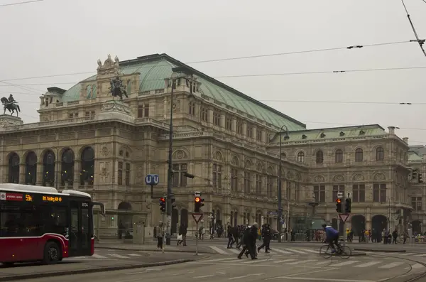 Вид с улицы здания Венской оперы — стоковое фото