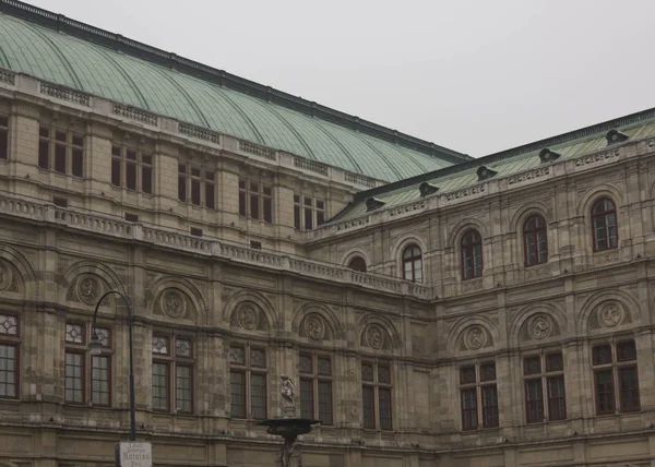 Ópera de Viena, detalle arquitectónico de la fachada en un día nublado de invierno — Foto de Stock