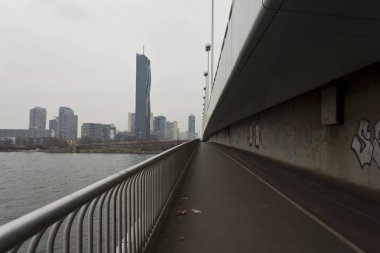  Reichsbrucke, Tuna ve modern Cam binalar, imparatorluk köprüsünden görüntülemek 