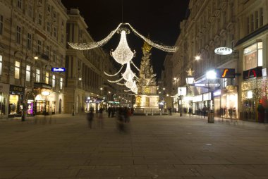 Gece zaman Viyana'da Graben Caddesi'nin gece görünümü 