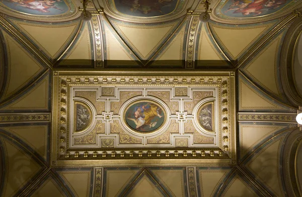 Fermeture architecturale du plafond de l'Opéra de Vienne à Vienne — Photo