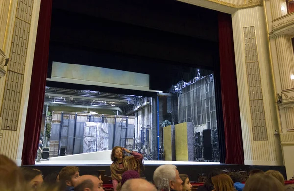 Backstage del Teatro dell'Opera di Vienna, con le persone in primo piano — Foto Stock