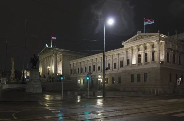 Nacht uitzicht op Wenen Parlement verlicht — Stockfoto