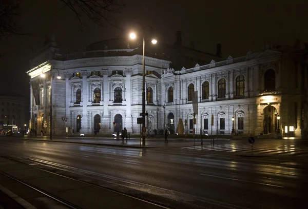 Vista noturna do Burgtheatre vienense em Ringstrasse, Viena — Fotografia de Stock