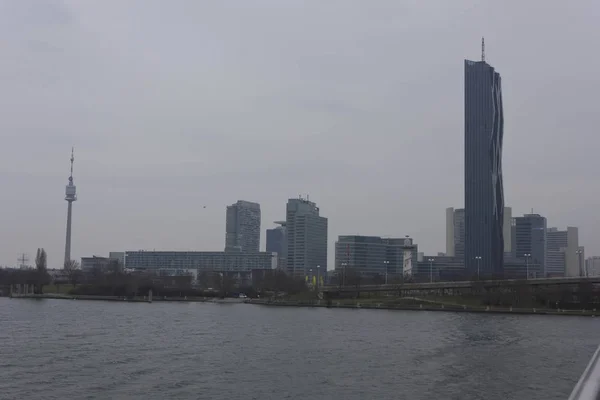 Panoramę Wiednia dzielnicy Donau i Dunaju w szary zimowy dzień — Zdjęcie stockowe