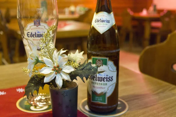 Edelweiss bierglas en fles — Stockfoto