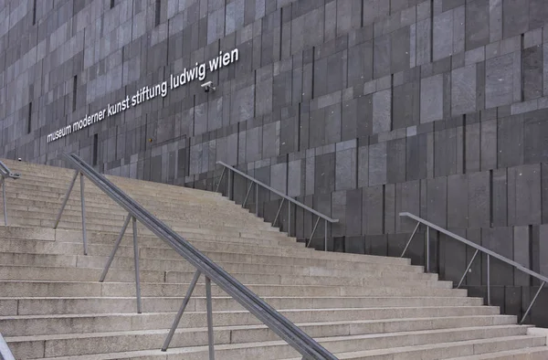 Fasády a schodiště Mumok muzea ve Vídni — Stock fotografie