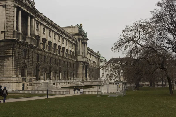 Vista lateral del edificio y el parque de Viena Burggerten en temporada de invierno, con pocas personas alrededor — Foto de Stock