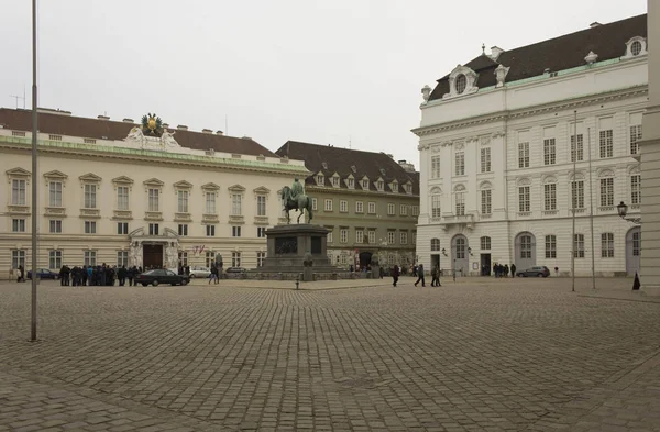 Внутри комплекса Хофбург в Вене, площадь с конной статуей и людьми вокруг — стоковое фото