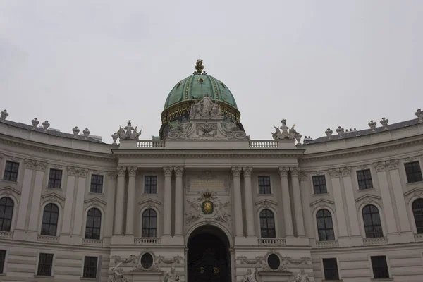 Architectonische details van de keizerlijke voorgevel van het Paleis Hofburg in Wenen — Stockfoto